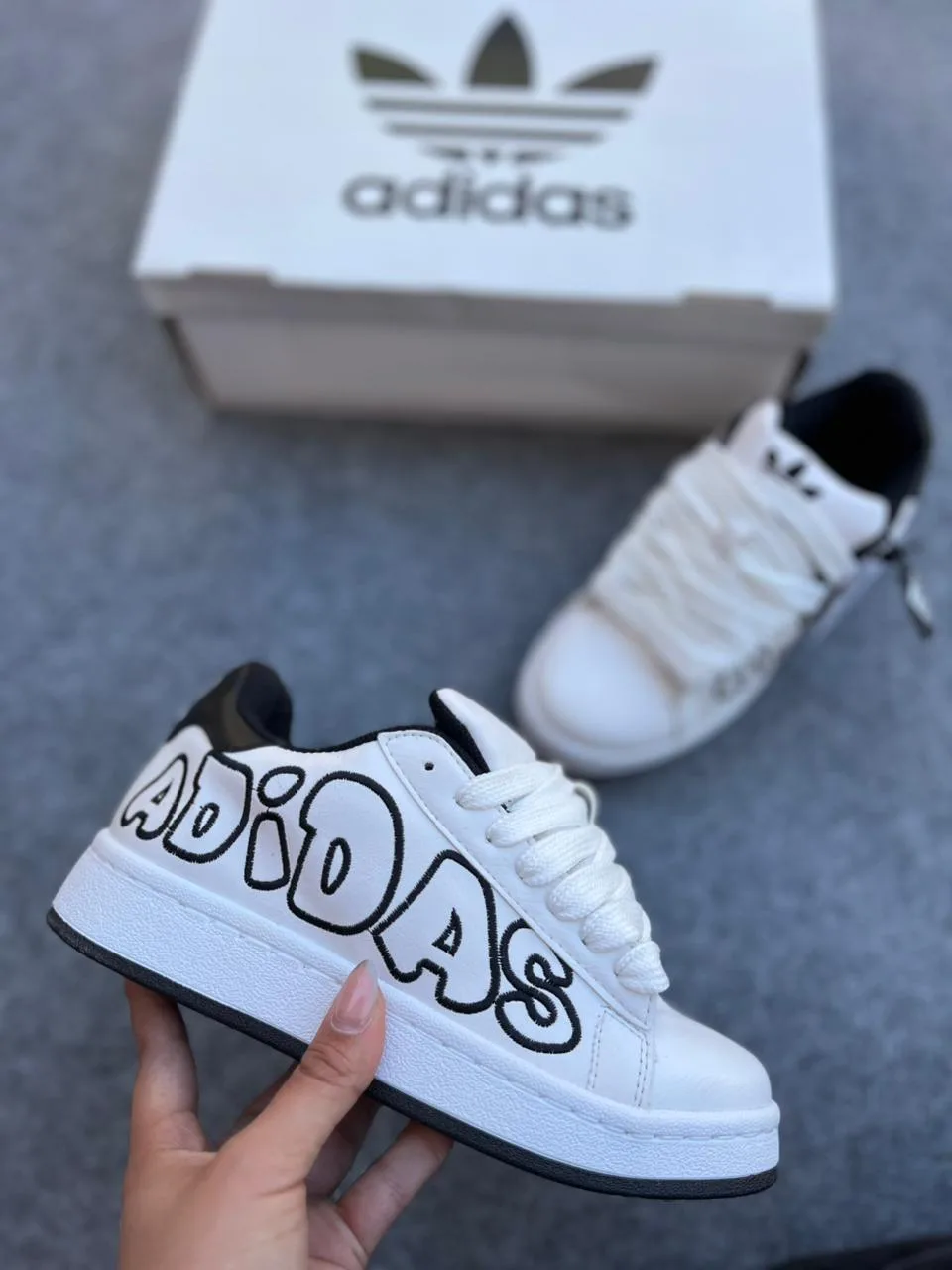 Adidas bordadas